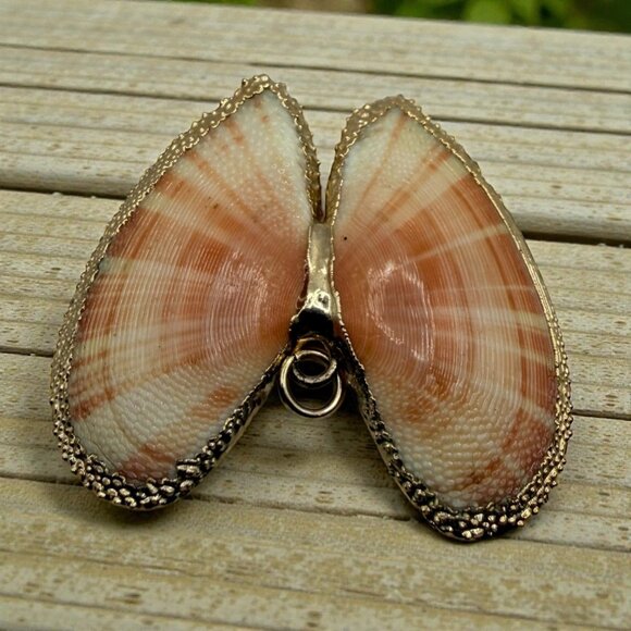 Heart-Shaped Seashell Pendant Necklace Gold-Plated Edge - Picture 10 of 12